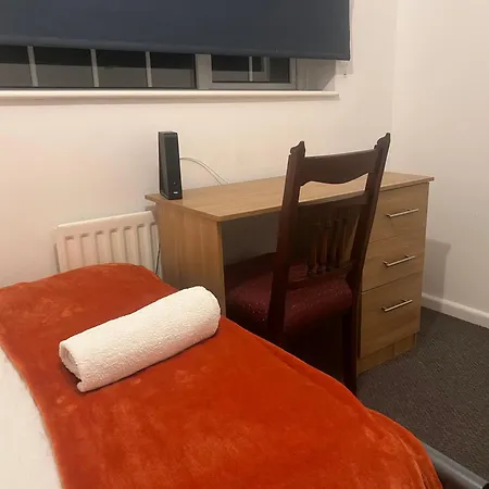 The Coral Guest House 1 Mile From Winchester Market-2
