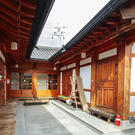 Jeonju Hanok Village Deoksugung-2
