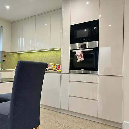 Beaconsfield House, Modern, Recently Refurbished, Self Check-In, Near Luton Airport-3