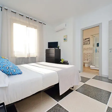 The Colours Rooms Guest House-2