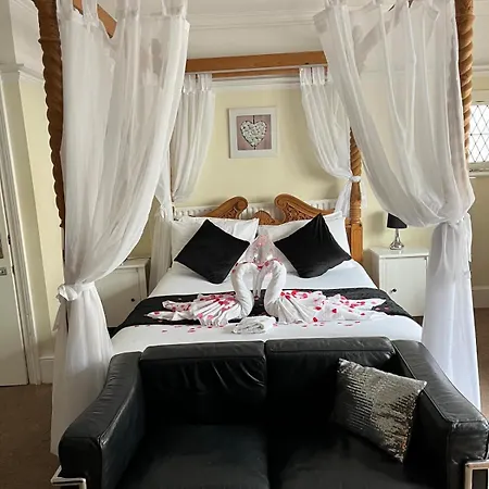 The Crown Bar & Guesthouse-3