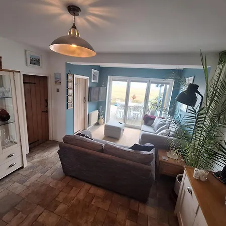 By The Sea, Home From Home Sleeps 6-3