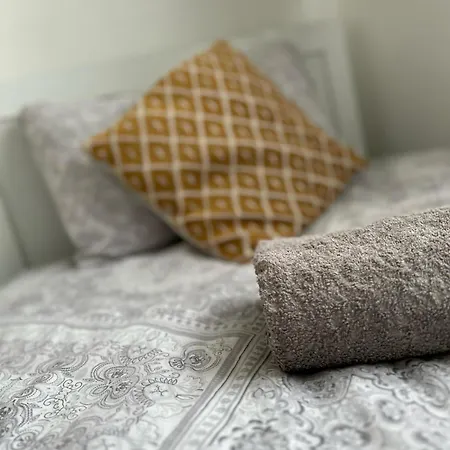 London Budget Maisonette-2