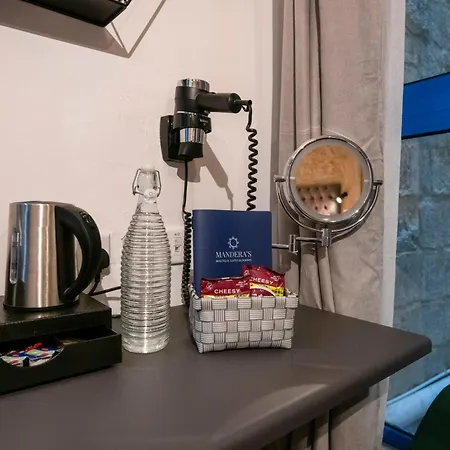 Mandera'S Boutique Suites & Dorms-2