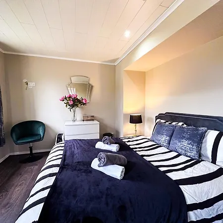 Cozy 3 Bedroom House Near Ari And City Centre, Ab16, Wifi, Parking, Netflix, Pet - Friendly-2