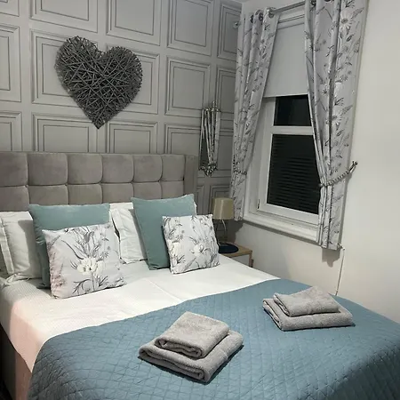 Rooms At 153 Room Only-2