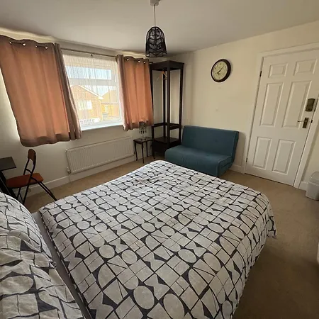 Beaconsfield House, Modern, Recently Refurbished, Self Check-In, Near Luton Airport-2