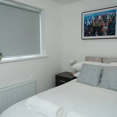 Double Bedroom Near Etihad And Coop Live With Free Parking, Shared Kitchen & Bathroom-3