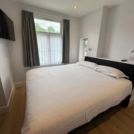 Brentwood Hotel & Apartments-3