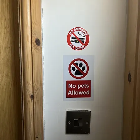 Double Bedroom Near Etihad And Coop Live With Free Parking, Shared Kitchen & Bathroom-2