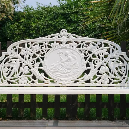 Vintage Balcony Guesthouse & Suites-3