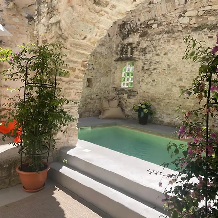 LA FUGUE -Demeure historique située dans un château fort -Proche de UZES et NIMES-3