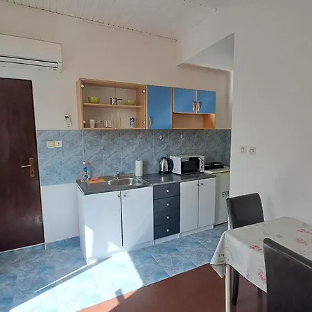 Roman Arch- Low Budget Doublebed Room In Top Center-3