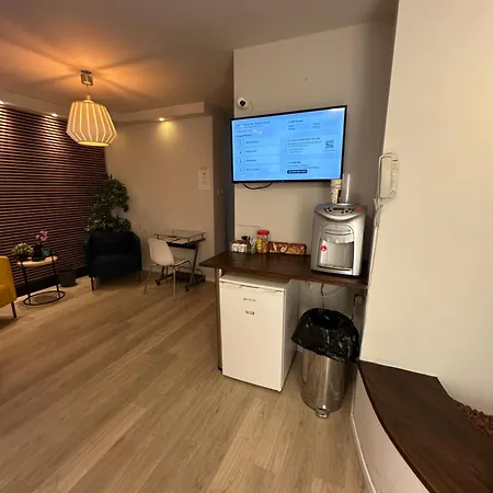Airport Guest House-2