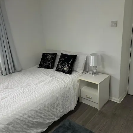 Comfortable Rooms Near Basildon Town Centre-3