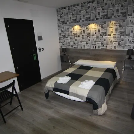 Hostal Mh Fuencarral-3
