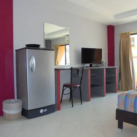 Robin'S Nest Guesthouse & Restaurant-2
