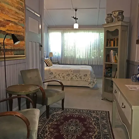 The Chalet Guesthouse And Studio-2