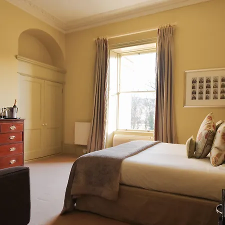 The Windsor Townhouse Air Conditioned Rooms-3