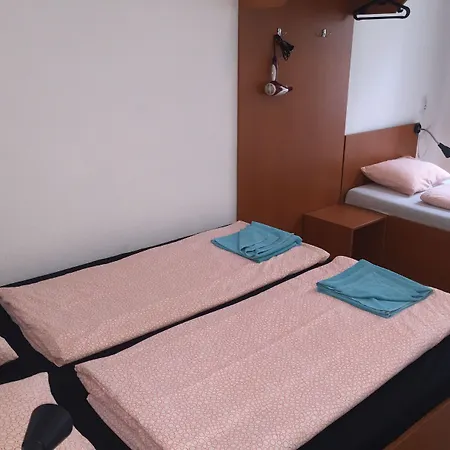 Omega Guesthouse Budapest-3