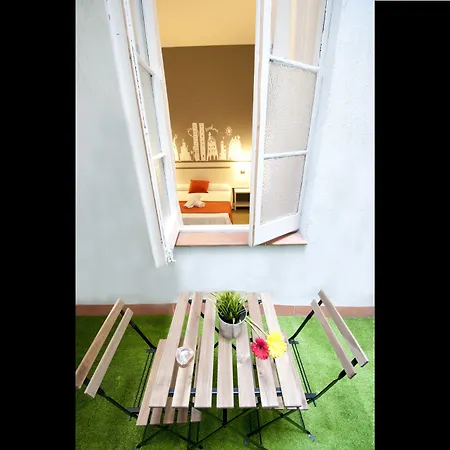 Hostal Live Barcelona-2
