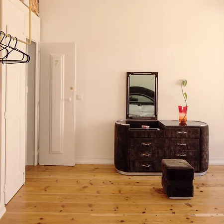 Lisbon Calling Rooms & Studio-3