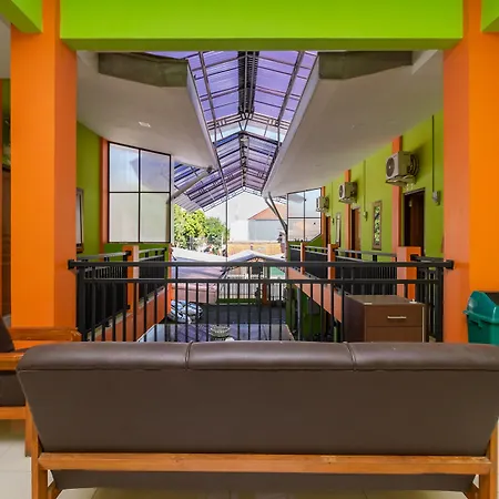 Reddoorz Near Kejaksan Station Cirebon 2-3