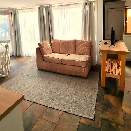 Oak Tree Rooms Ltd-3