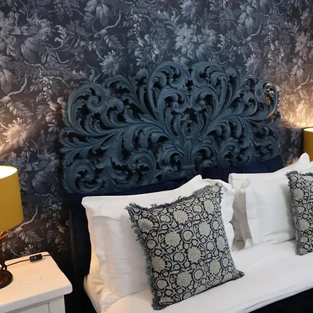 The Knightwood Oak: Luxury King Suite with Private Entrance in Lymington-2