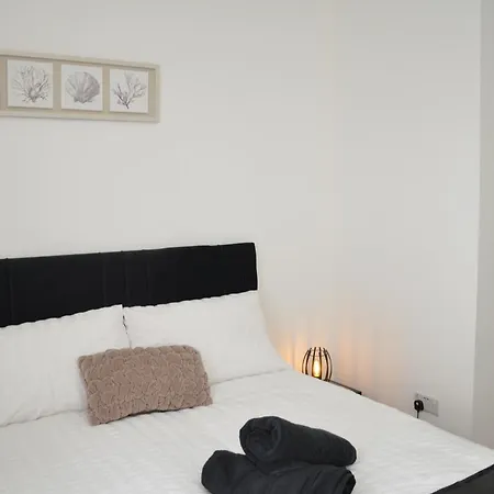Jmg House -Near Birmingham, En-Suite & Private Rooms, Free Off Road Parking, Quality Rooms-3