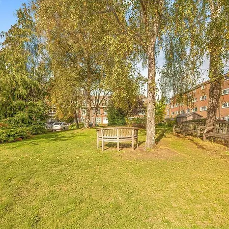 Spacious Double Bedroom With Private Bathroom Ensuite And A New Quality Mattress In London Canary Wharf For Short Stay Or Long Let Near O2 And Excel Exhibition Centre With Easy Reach From All Airports In Around London-2