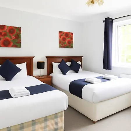 All Seasons Gatwick Guest House & Parking-2