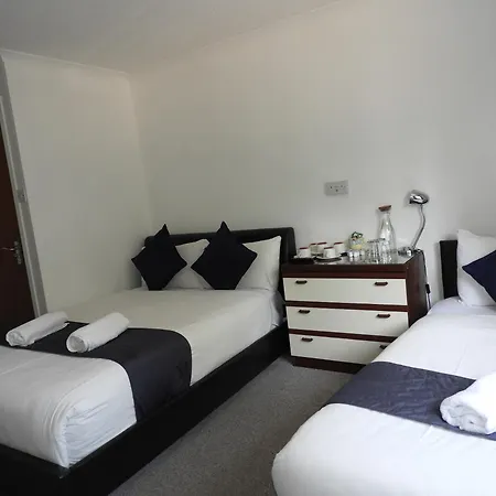 All Seasons Gatwick Guest House & Parking-3