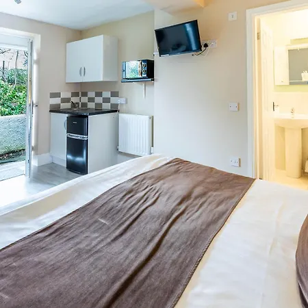 Roger Ground Guest House - With Onsite Car Parking-3