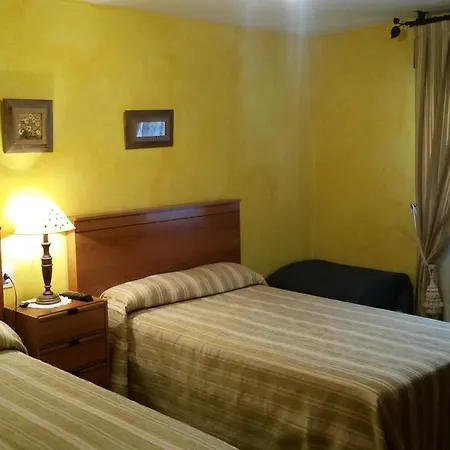 Hostal La Plaza-2