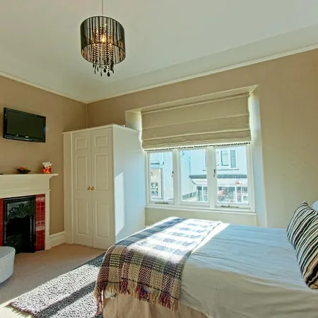 Monties Guest House - Adults Only-3