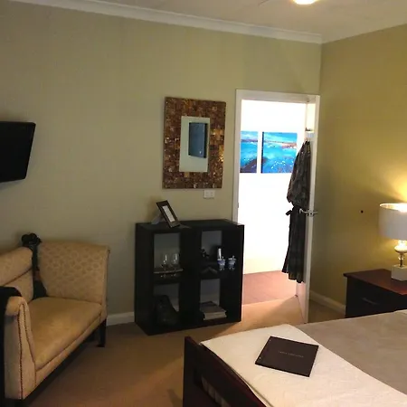 Llewellin'S Guest House-2