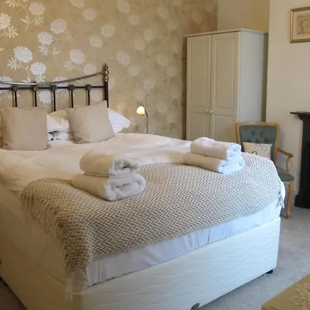 Holmleigh House Bed And Breakfast-3