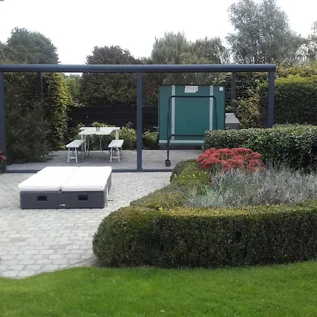 Guesthouse De Steenberg tweepersoonskamer met grote badkamer, kitchenette en tuinzicht op de eerste verdieping-2