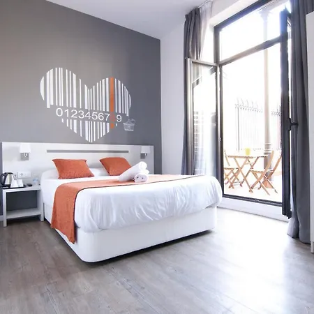 Hostal Live Barcelona-3