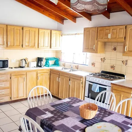 Tropical Breeze Vacation Home And Apartments-3
