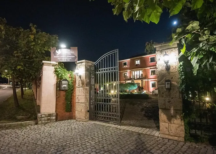 Hills Rooms And Suites