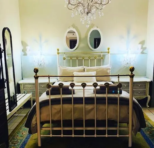 LORD CARNARVON Small Hotel