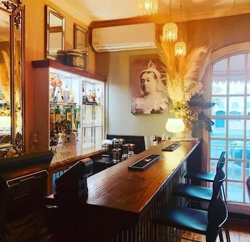 Lord Carnarvon Small Hotel