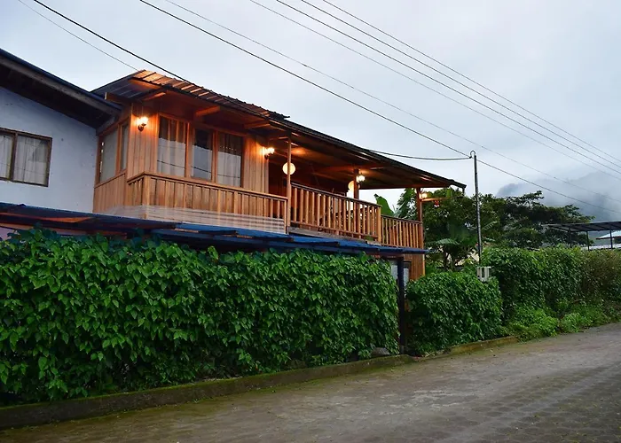 Hostal Los Farolitos Mindo