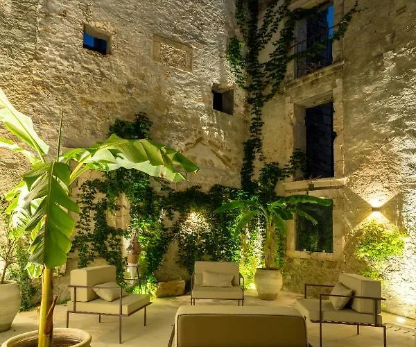 Isabella Di Castiglia Apartments