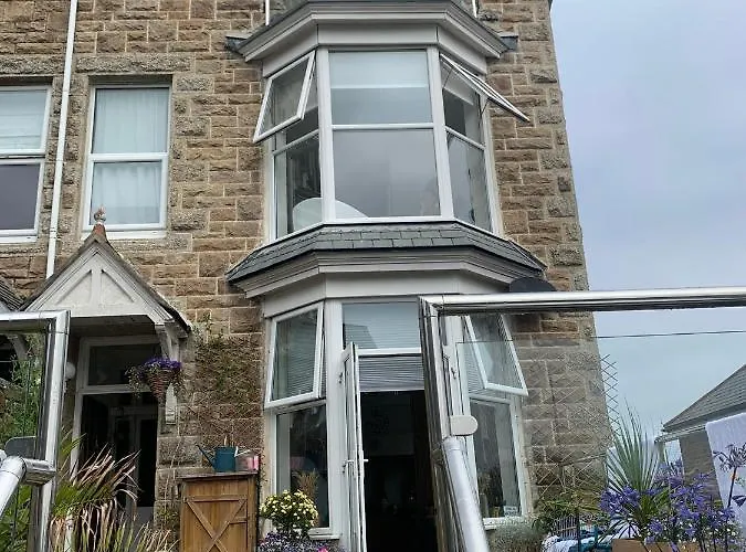 Shoreline St Ives 
