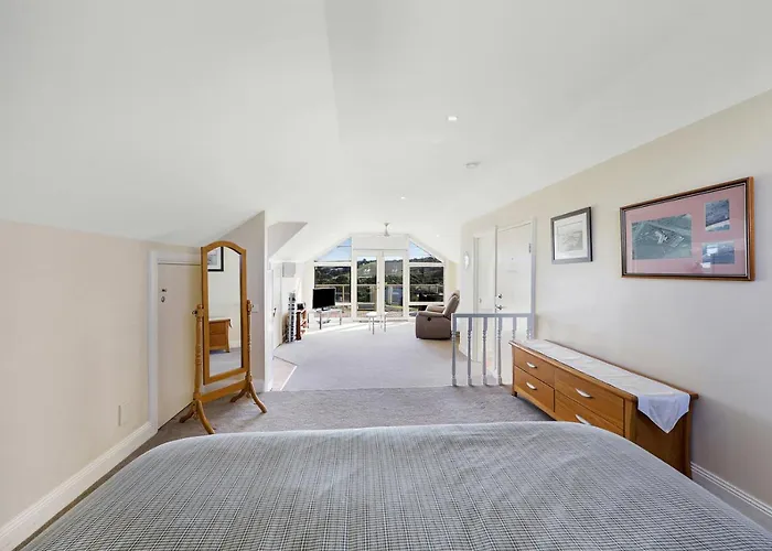 Logans Beach Apartments - The Loft