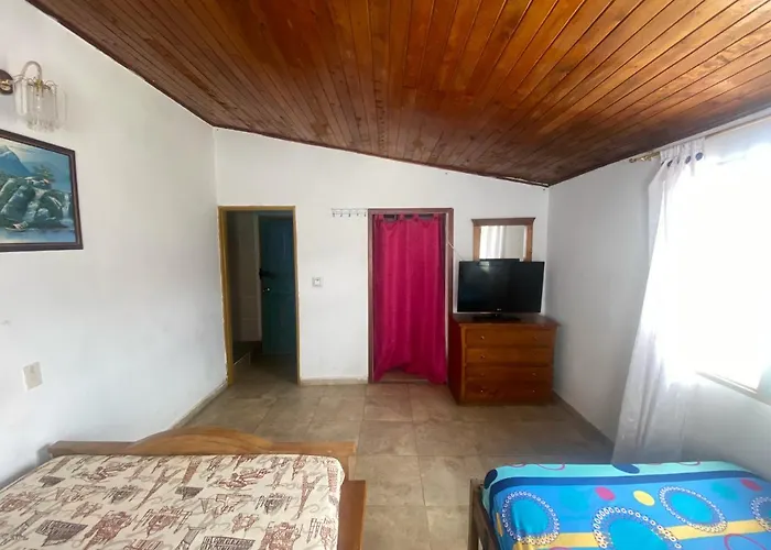 Tahamies Hostal - Artesanos Y Turistas. Guatapé