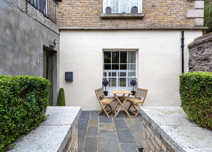 Spectacular 2 Bedroom Apartment With Sunny Garden & Terrace